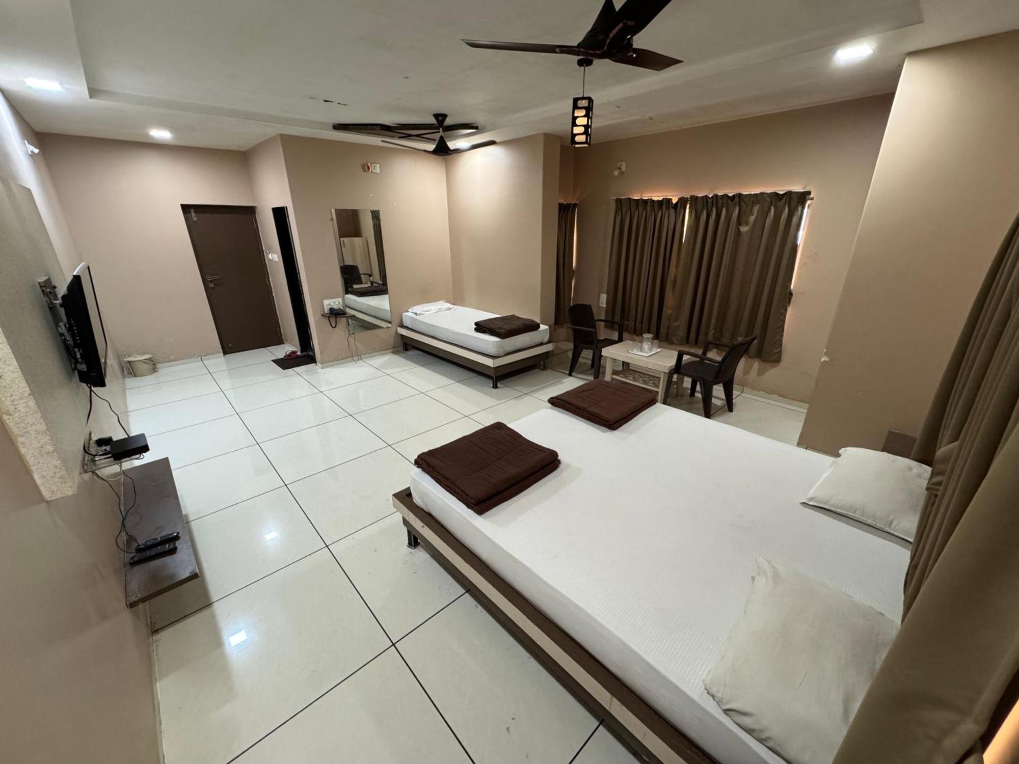 Hotel Bluediamond Bardoli المظهر الخارجي الصورة