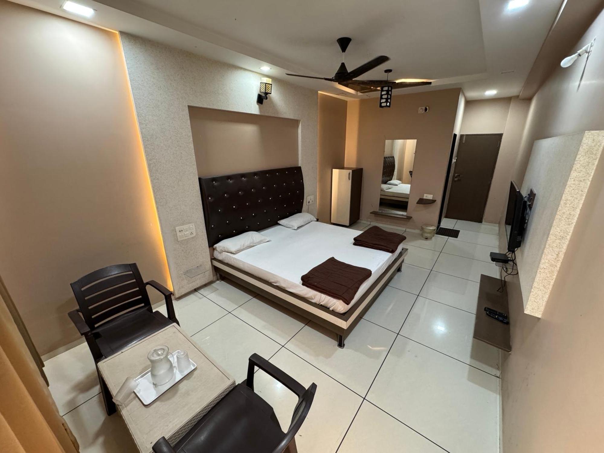 Hotel Bluediamond Bardoli المظهر الخارجي الصورة